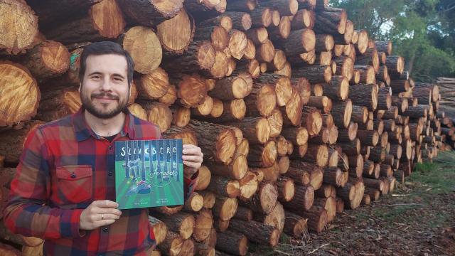Ángel Roldán posa junto a su libro
