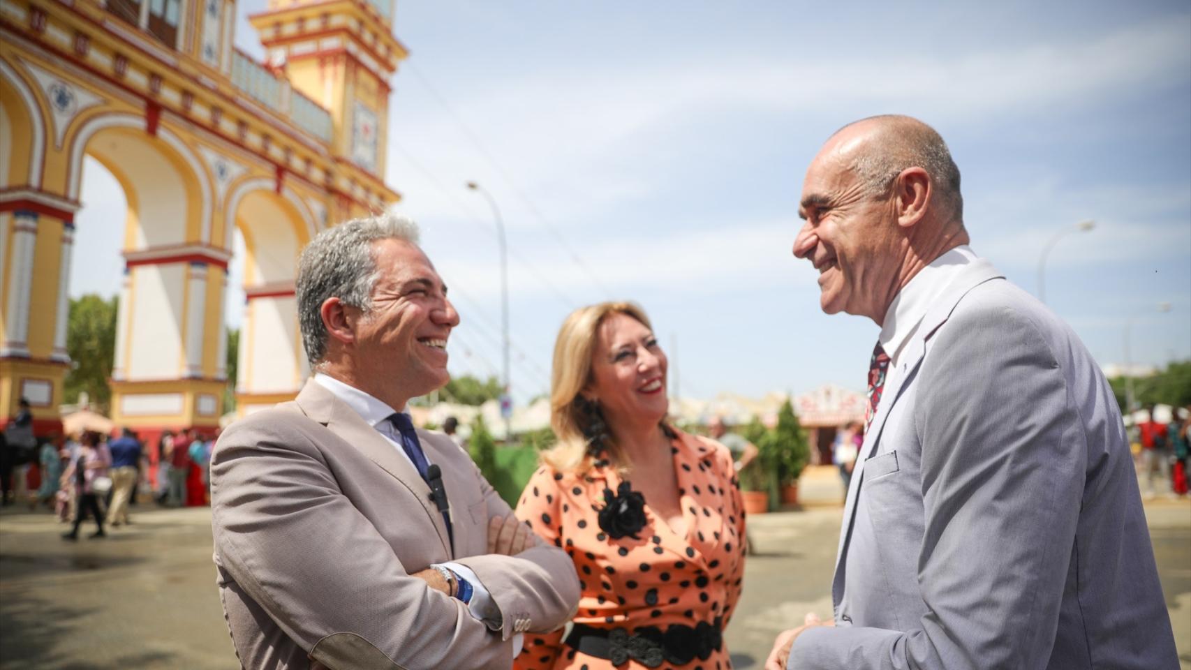 El coordinador general del PP, Elías Bendodo, este jueves con el alcalde de Sevilla, Antonio Muñoz, en la Feria de Sevilla.
