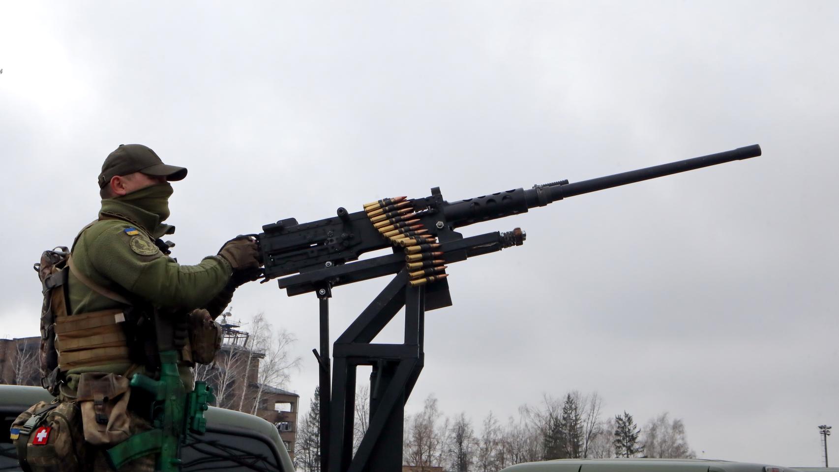 Un militar manipula una ametralladora montada en una de las 10 camionetas Ford F250 y F350 en la región de Kiev.