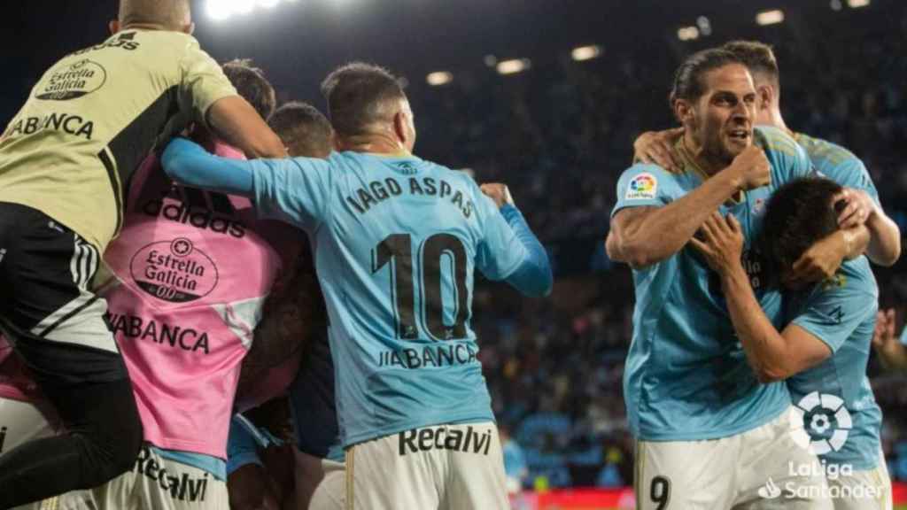 Los jugadores del Celta celebran el tanto de Aidoo.