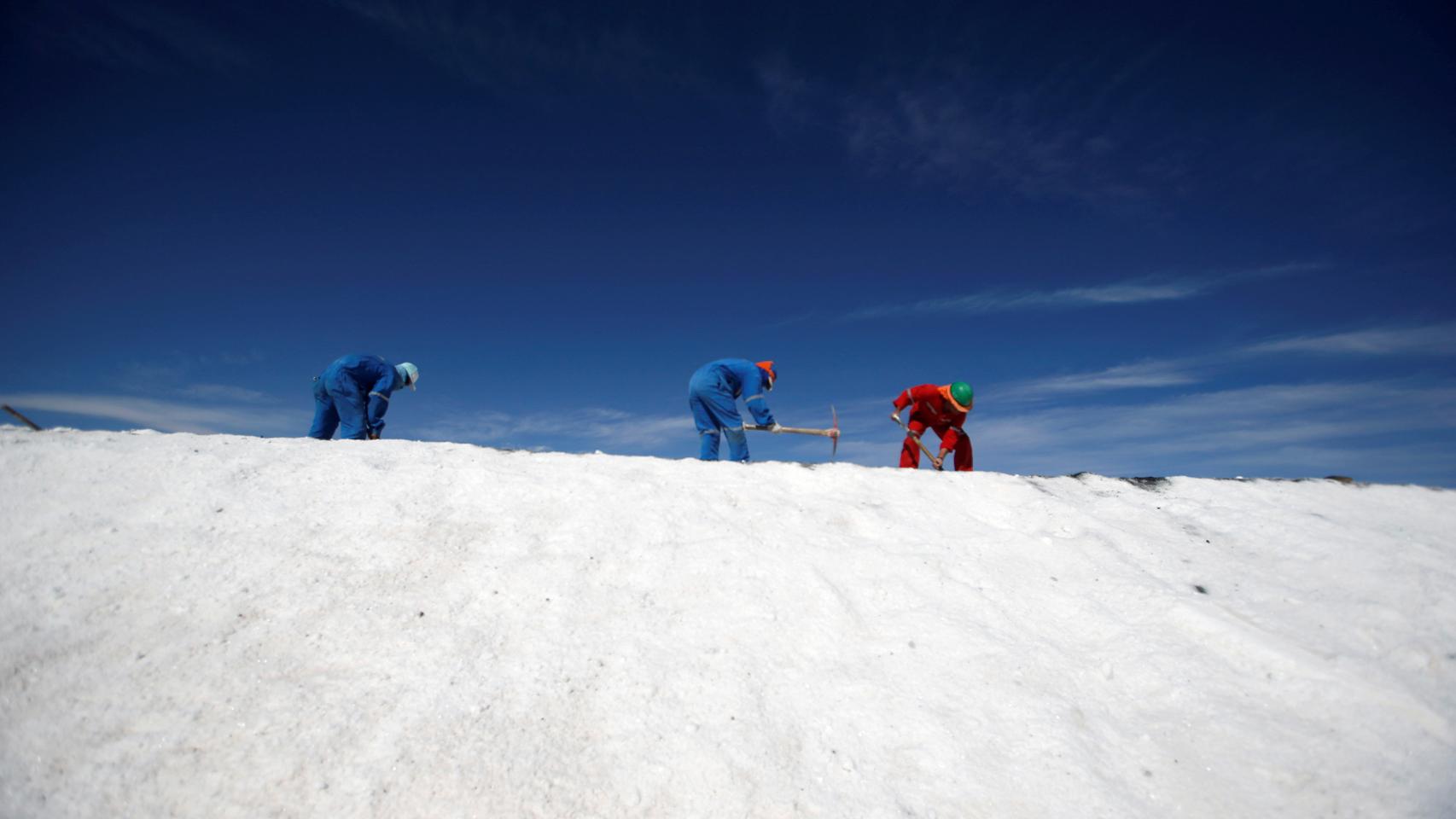 Obreros trabajan en una planta de litio en el salar de Atacama (Chile).