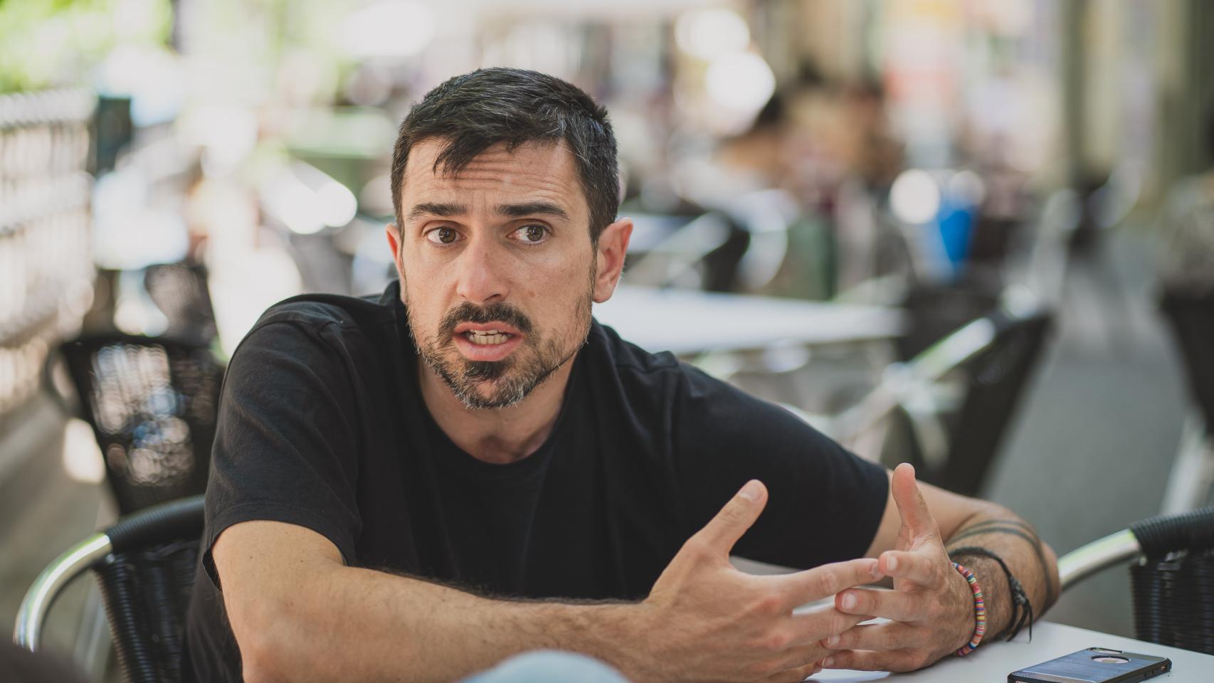 Ramón Espinar charla con EL ESPAÑOL en la Plaza Vieja de Vallecas.