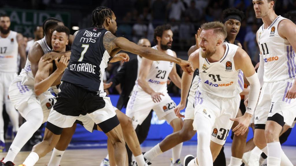 Musa sale corriendo ante Punter en plena pelea.