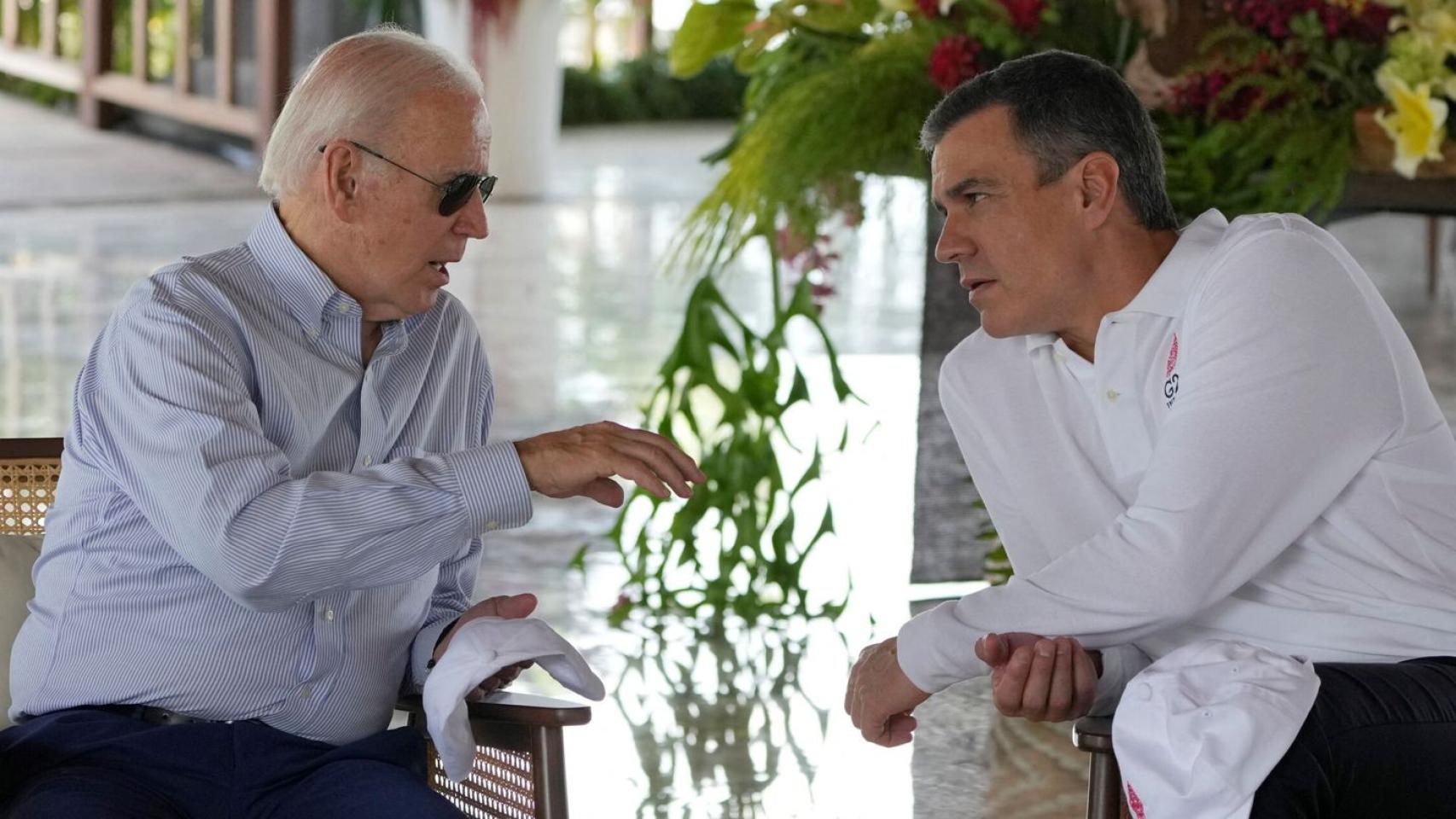 Joe Biden, presidente de EEUU, charla con Pedro Sánchez durante la cumbre del G20.