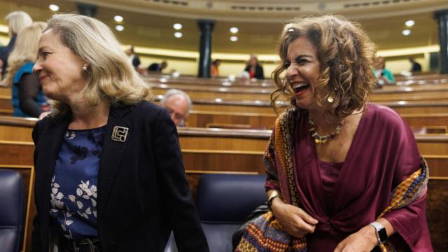 La vicepresidenta primera y ministra de Asuntos Económicos y Transformación Digital, Nadia Calviño, y la ministra de Hacienda, María Jesús Montero, en el Congreso.