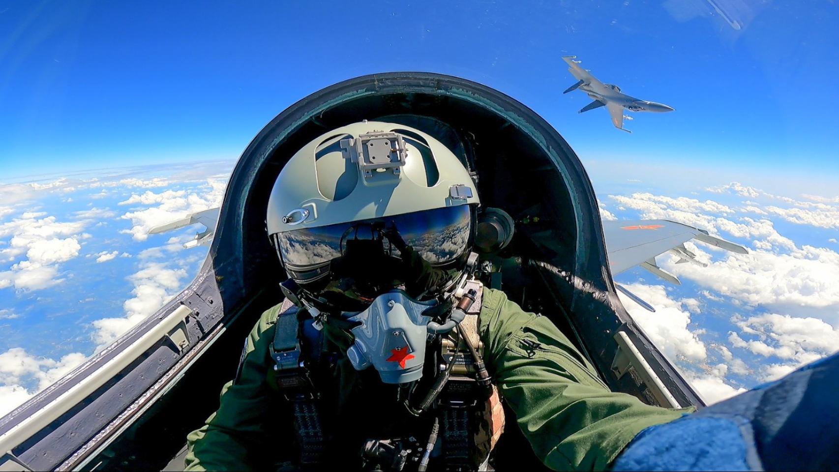 Un avión de combate del Comando del Este del EPL de China durante ejercicios militares alrededor de la isla de Taiwán.