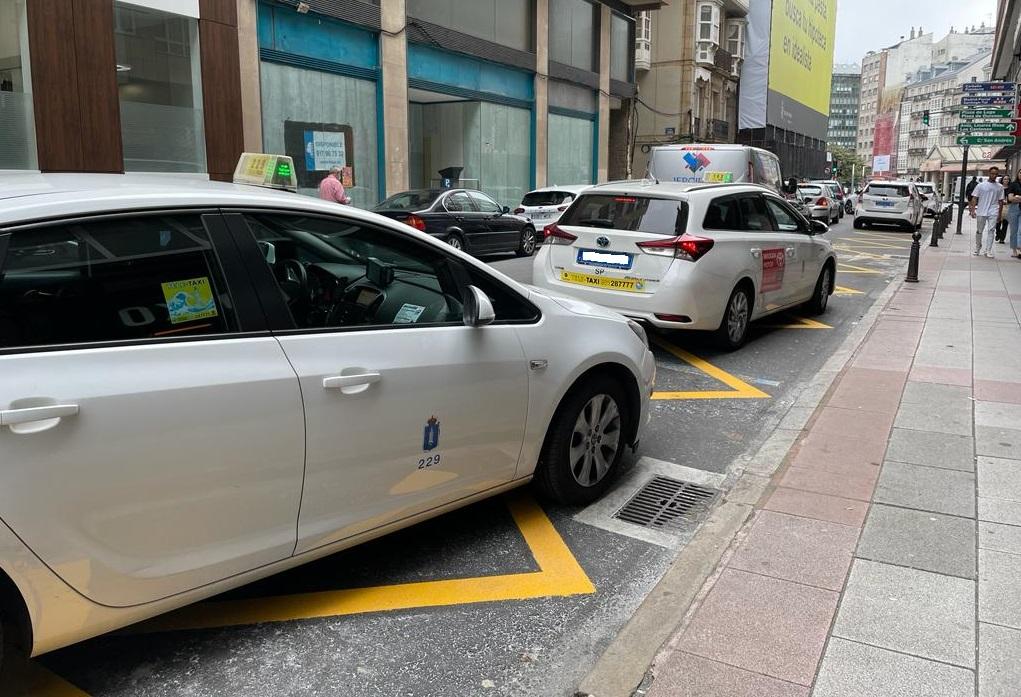Dos taxis acceden a la nueva parada en Rubine (Quincemil).