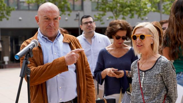 La expresidenta de Unión, Progreso y Democracia (UpyD) y antigua eurodiputada del PSOE Rosa Díez; junto al candidato del PP a la Alcaldía de Valladolid, Jesús Julio Carnero