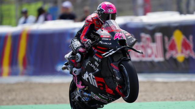 Aleix Espargaró levanta la rueda delantera de su Aprilia, en el circuito de Jerez-Ángel Nieto.