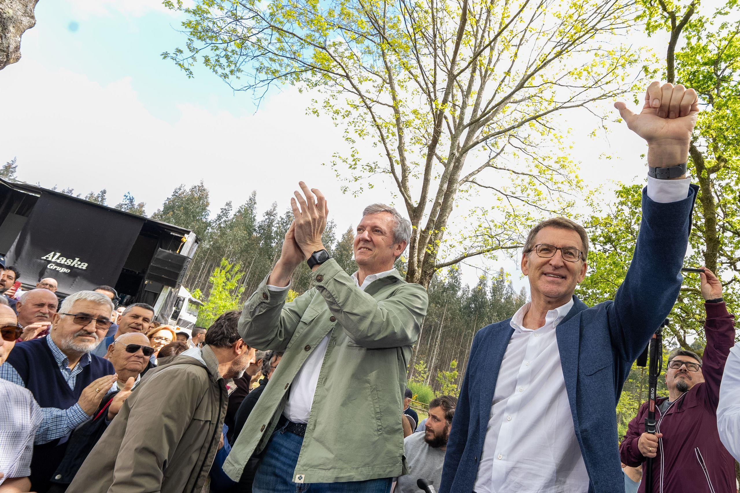 Alfonso Rueda junto a Alberto Núñez Feijóo en O Pino (A Coruña)