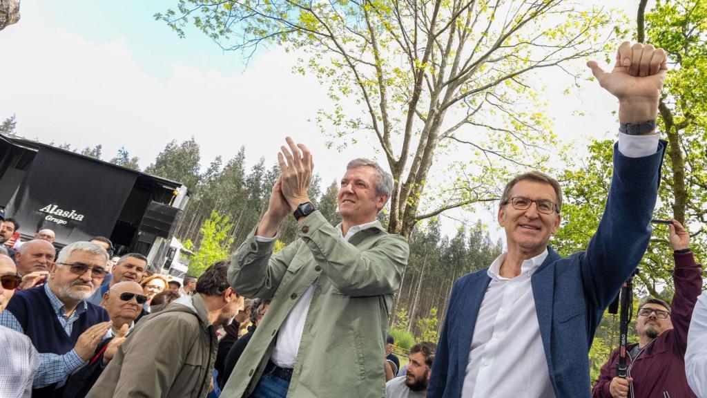 Alfonso Rueda junto a Alberto Núñez Feijóo en un acto en O Pino (A Coruña).
