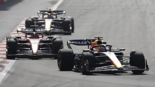 Verstappen adelantando a Leclerc.