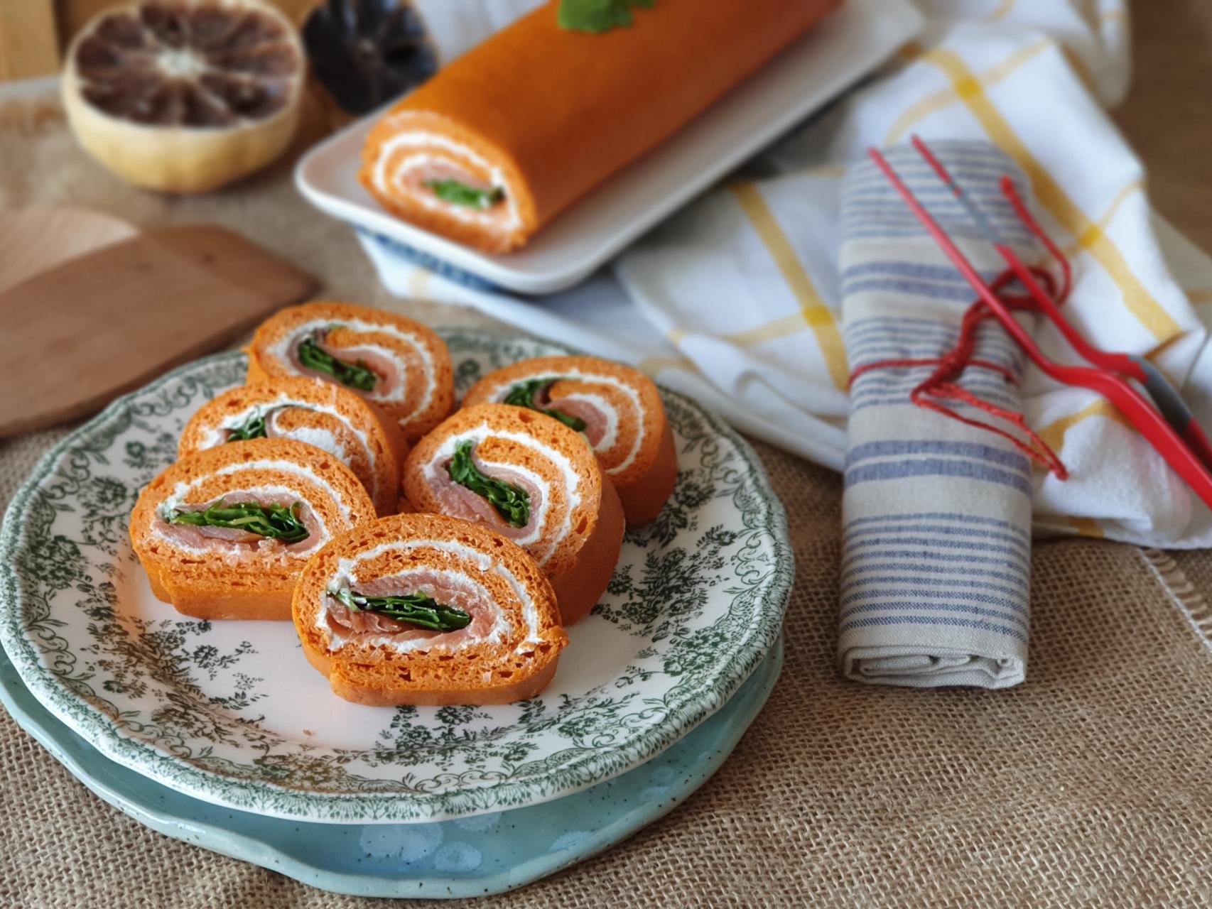 Rollo de pimiento y salmón ahumado, un entrante vistoso que te