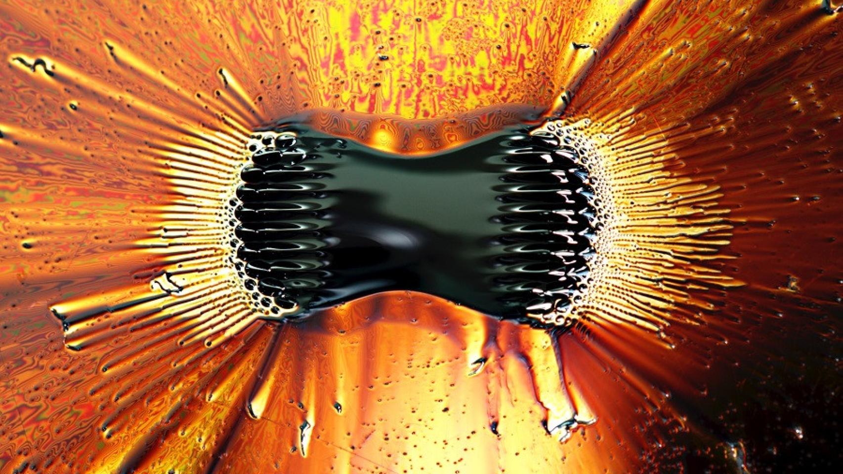 Ferrofluido que se agrupa cerca de los polos de un magneto poderoso. Imagen: Gregory F. Maxwell