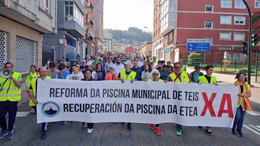 Manifestación por la reapertura de la piscina de Teis, en abril de 2023.