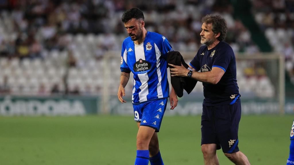 Quiles abandona el terreno de juego tras recibir una patada en la cara.