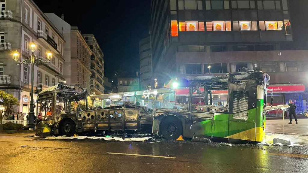 El vehículo de Vitrasa completamente calcinado tras el incendio.