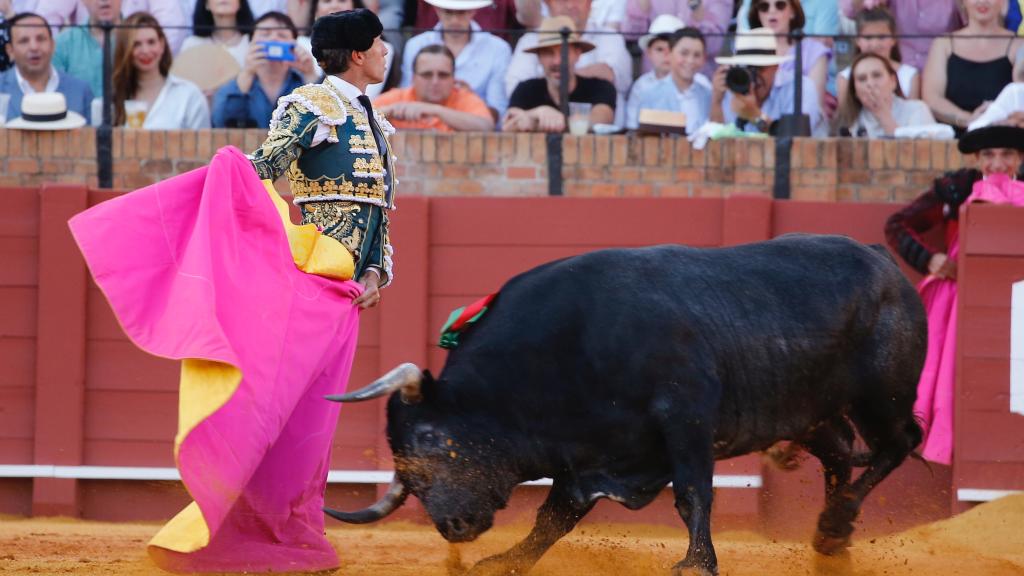 Manuel Escribano lancea a la verónica mirando al tendido en la Maestranza.