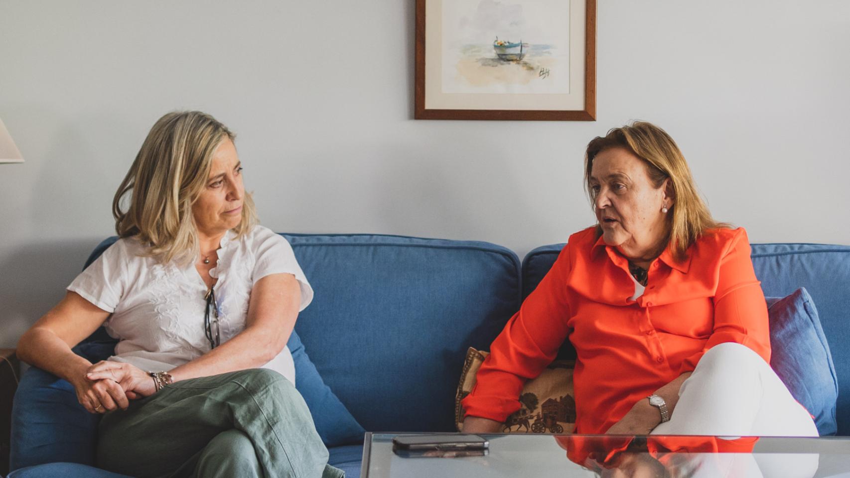 Paloma (izquierda) y Mari Carmen (derecha), durante su entrevista con EL ESPAÑOL | Porfolio.
