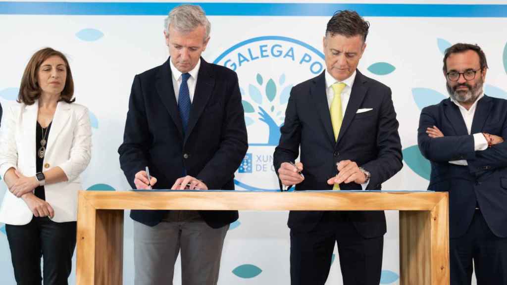 Firma de la adhesión del Grupo Nueva Pescanova a la Alianza Galega polo Clima.