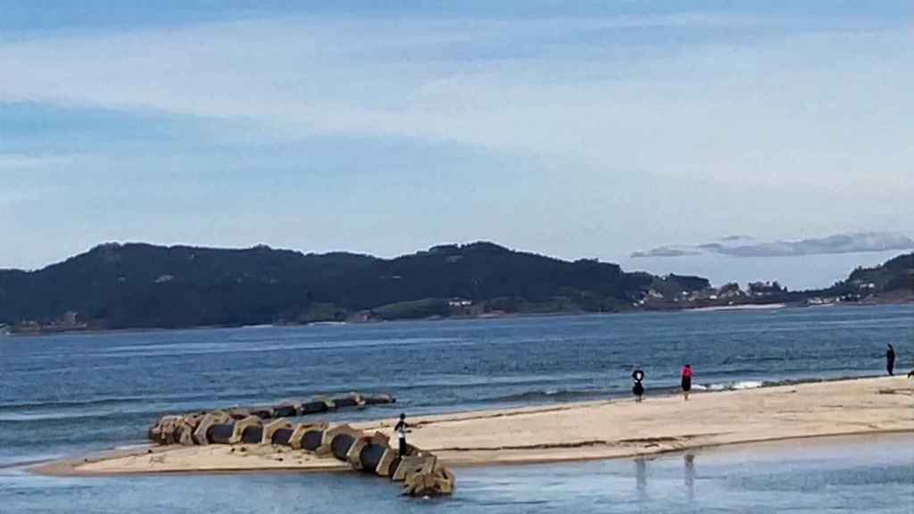 El viejo emisario de la depuradora del Lagares, al descubierto en Samil.