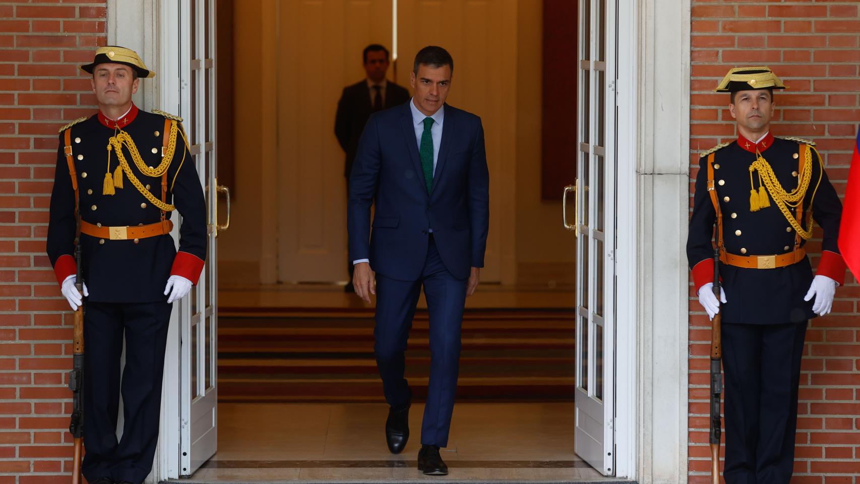 Pedro Sánchez, presidente del Gobierno, en las escalinatas del Palacio de la Moncloa.