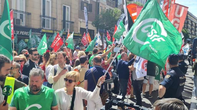 Una concentración de los funcionarios de Justicia ante el Ministerio.