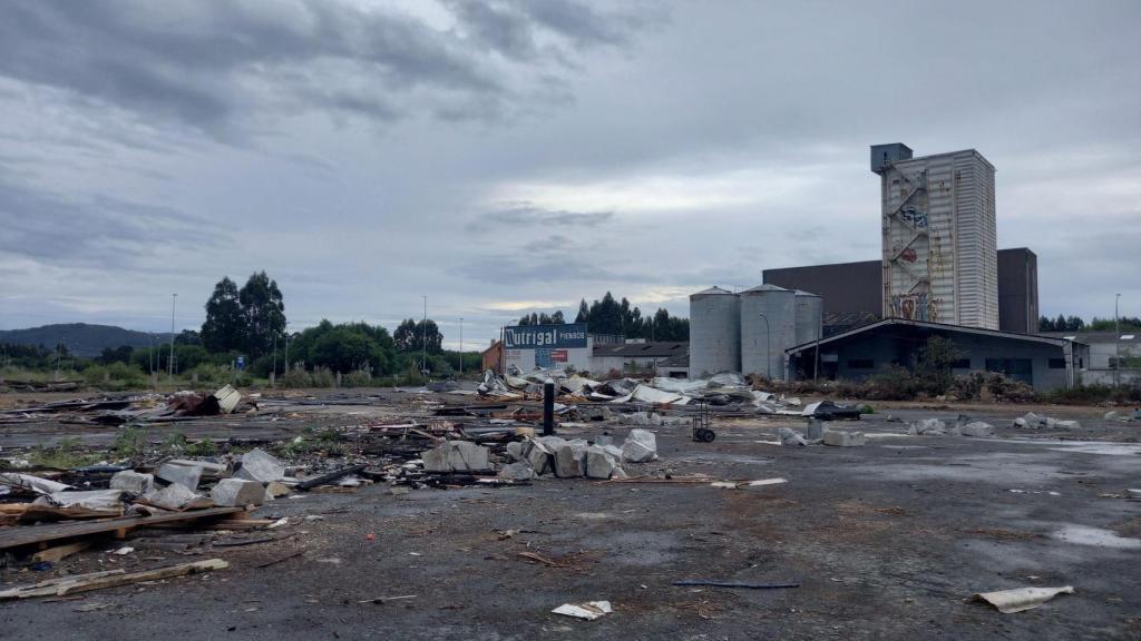 El escombro puebla la parcela, ubicada al lado de la también extinta Nutrigal