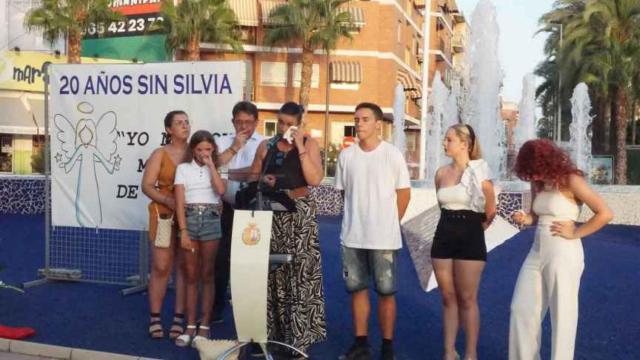 Toñi Santiago, más familiares y amigos de Silvia Martínez, la niña asesinada en ese atentado, en el homenaje celebrado en 2022.