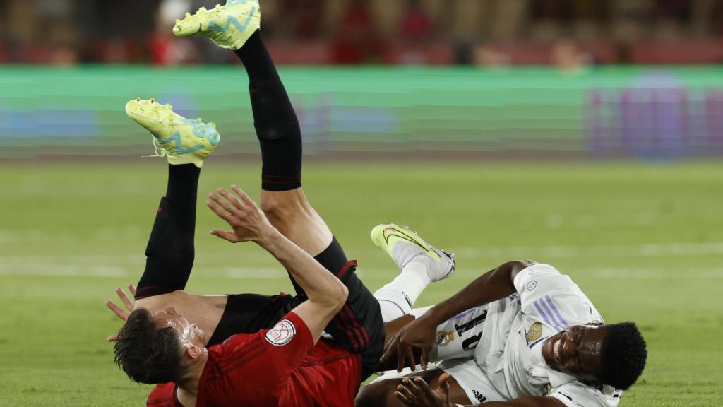 Tchouaméni y Budimir, por los suelos.