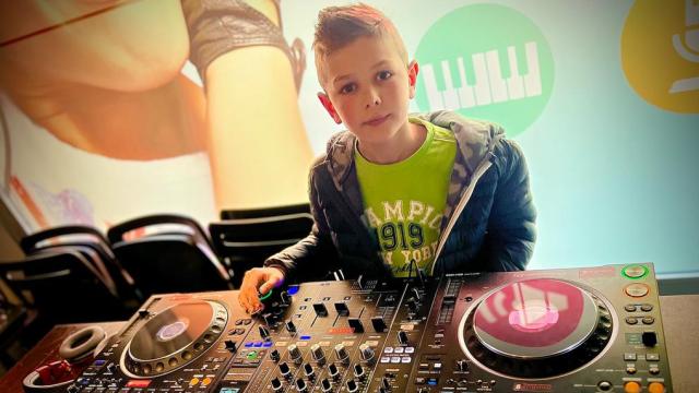 Dani, frente a la mesa de mezclas.