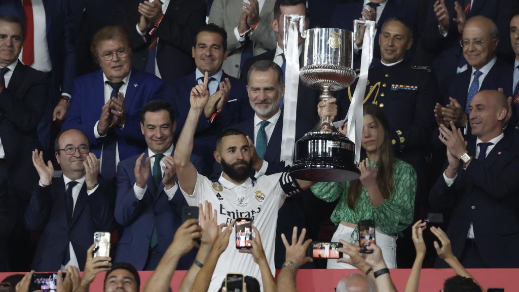 Benzema levanta la Copa del Rey.