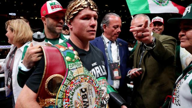 Saúl 'Canelo' Álvarez, con sus cinturones de campeón del boxeo tras ganar a John Ryder
