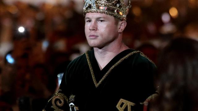 Saúl 'Canelo' Álvarez, entrando al ring con su corona