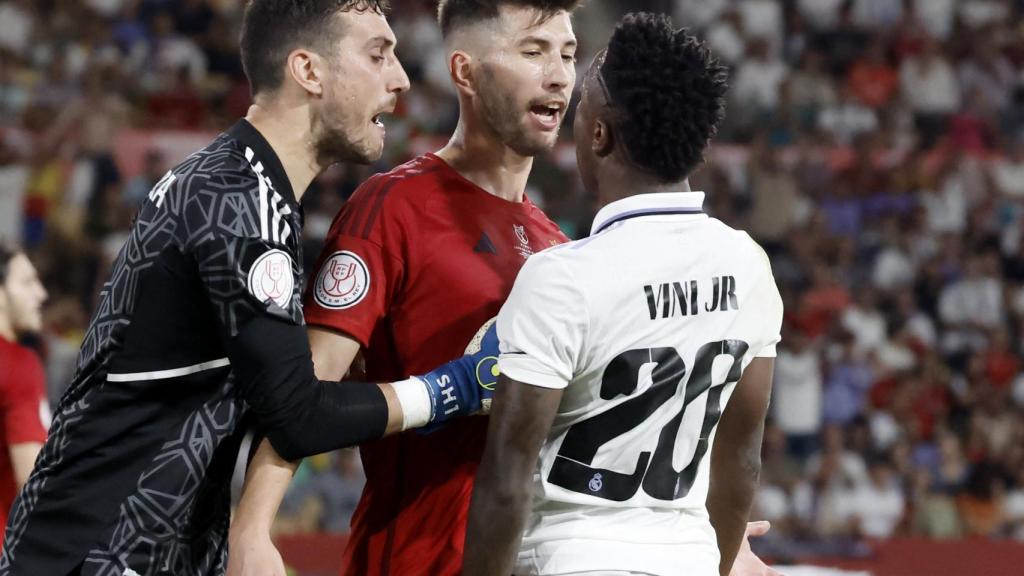 David García y Vinicius se encaran.