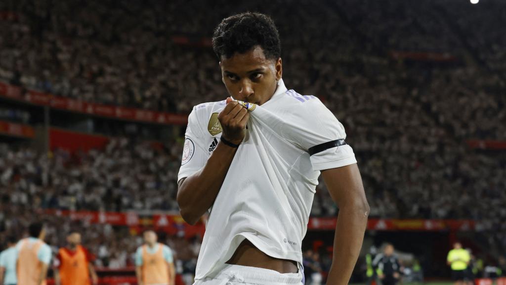 Rodrygo se besa el escudo del Real Madrid.