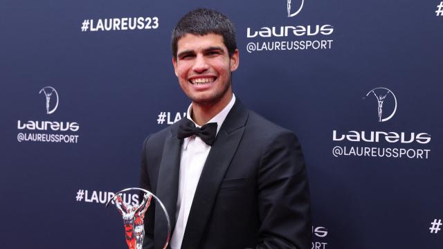Carlos Alcaraz posa junto a su Premio Laureus