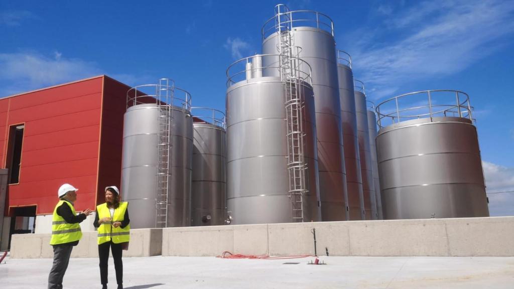 Ellen Schutt durante su visita a las instalaciones