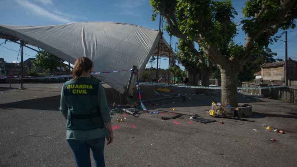 Un guardia civil en el recinto de las fiestas de la parroquia de San Miguel de Deiro.