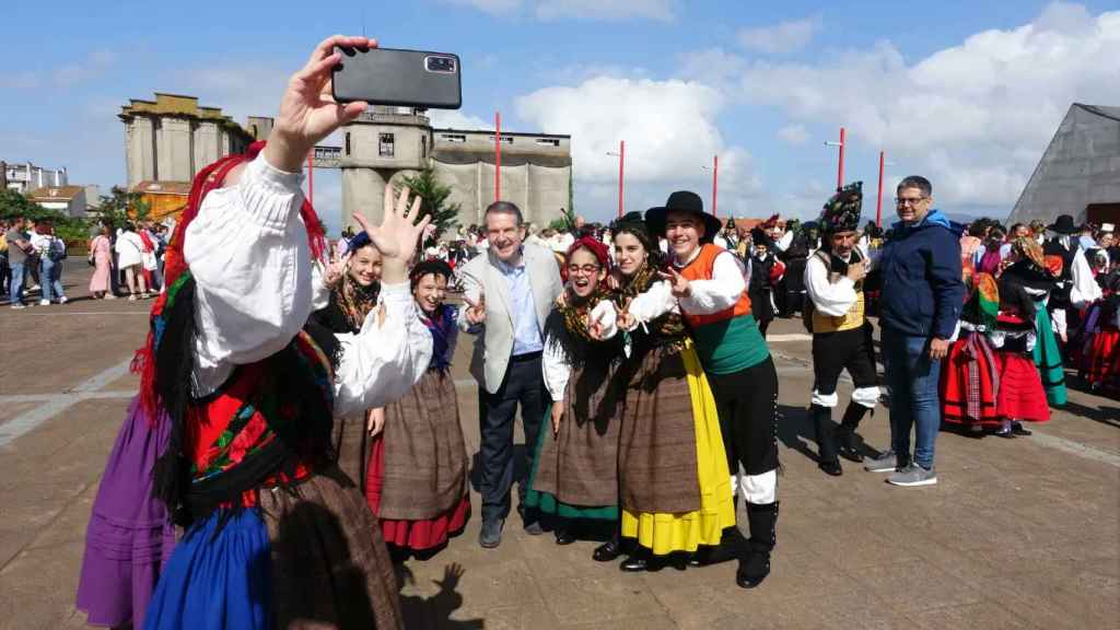 Abel Caballero junto a un grupo de bailarines de muiñeira.