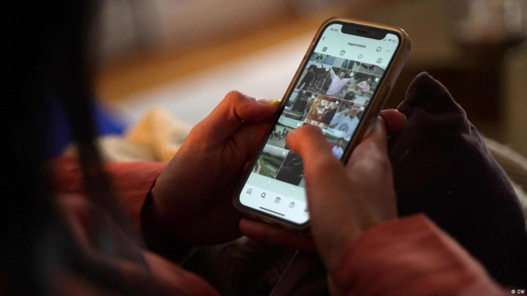 Un adolescente en la aplicación de Instagram de su móvil.