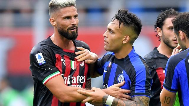 Giroud y Lautaro Martínez, durante un derbi entre Milan e Inter