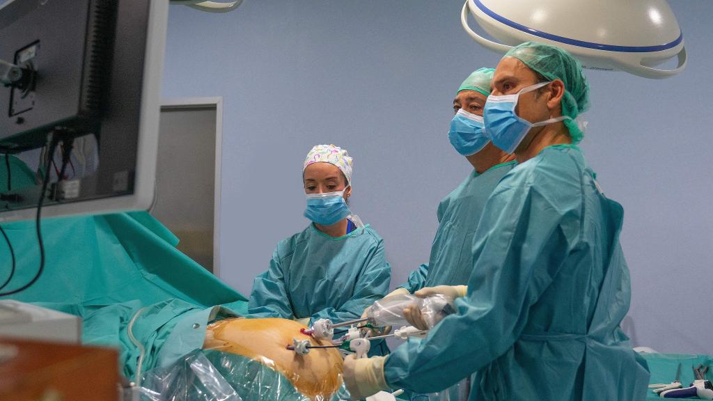 Tres médicos durante una intervención.