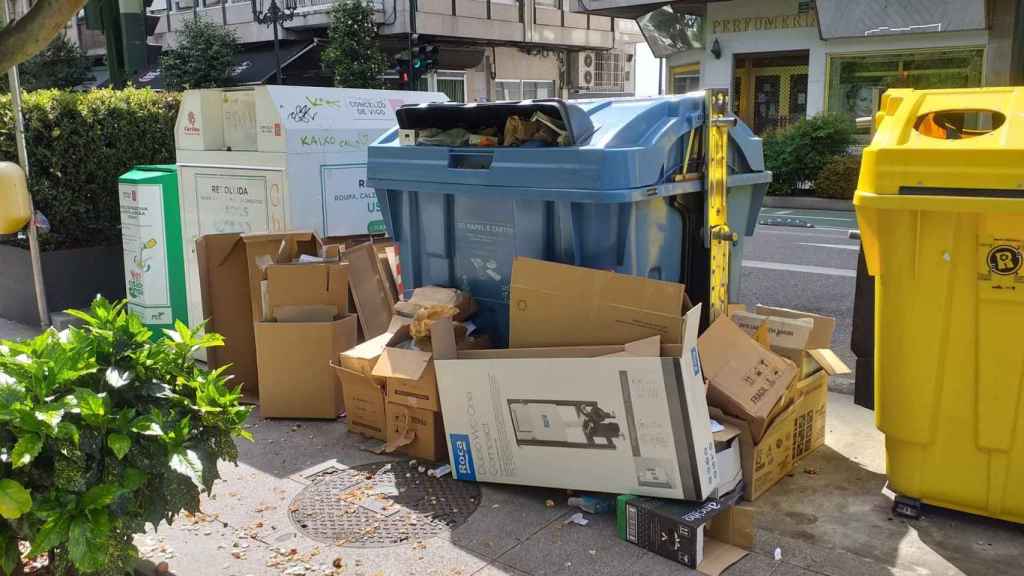 Punto de recogida de papel y cartón en Vigo.
