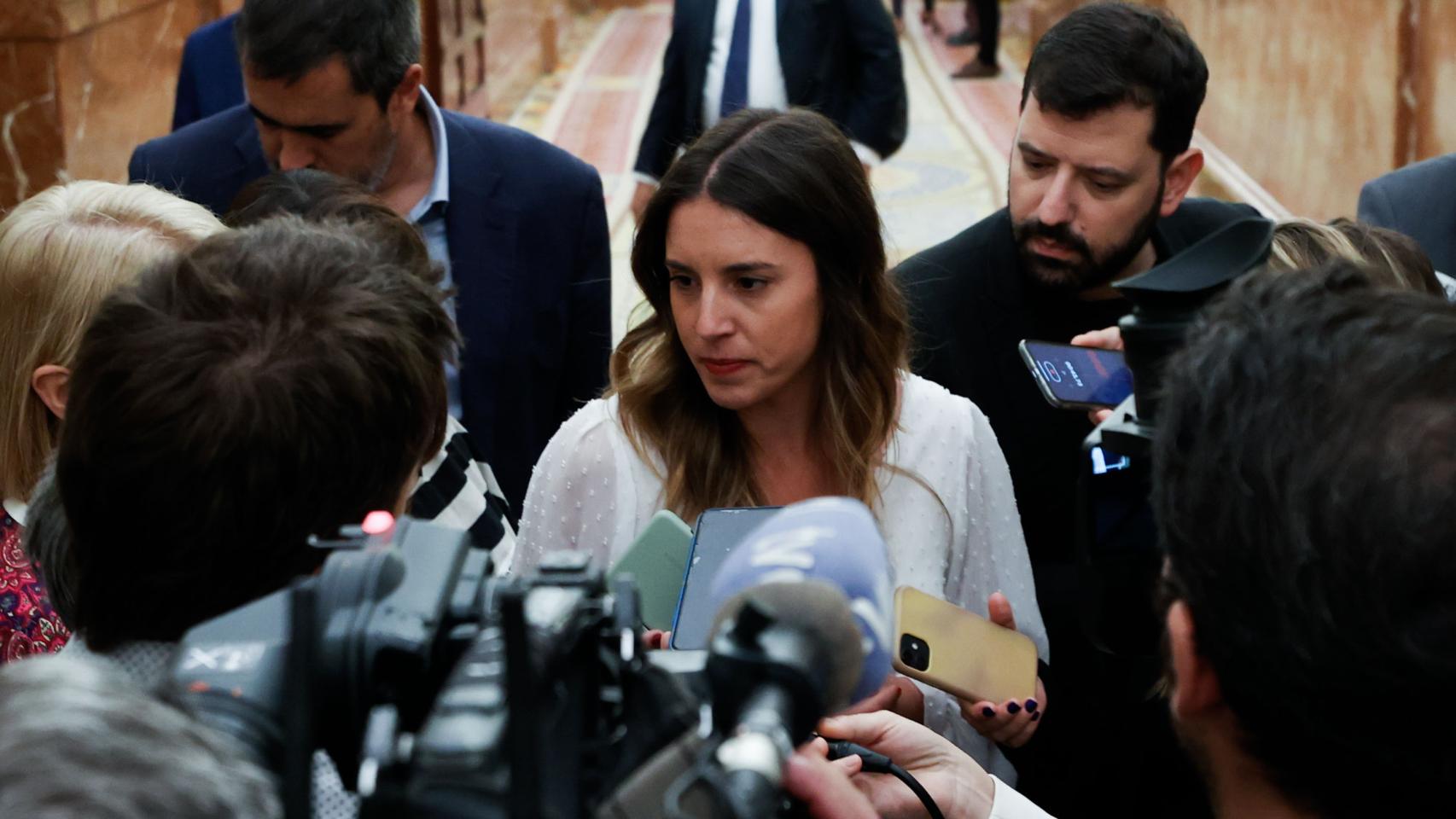 La ministra de Igualdad, Irene Montero, este miércoles en los pasillos del Congreso de los Diputados.