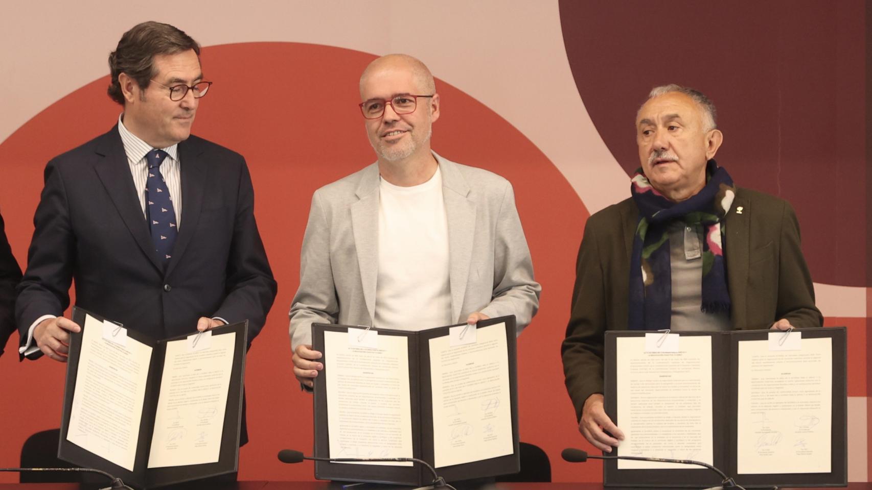 Antonio Garamendi (CEOE), Unai Sordo (CCOO) y Pepe Álvarez (UGT).