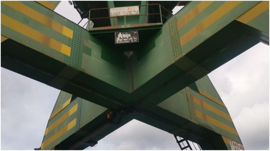 Grúa del Puerto de A Coruña desmantelada este miércoles.