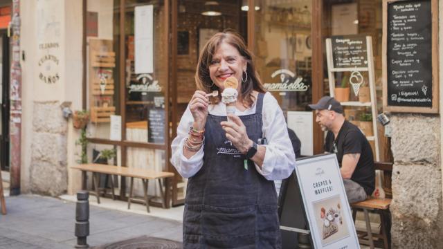Elba en la puerta de su heladería en Madrid.