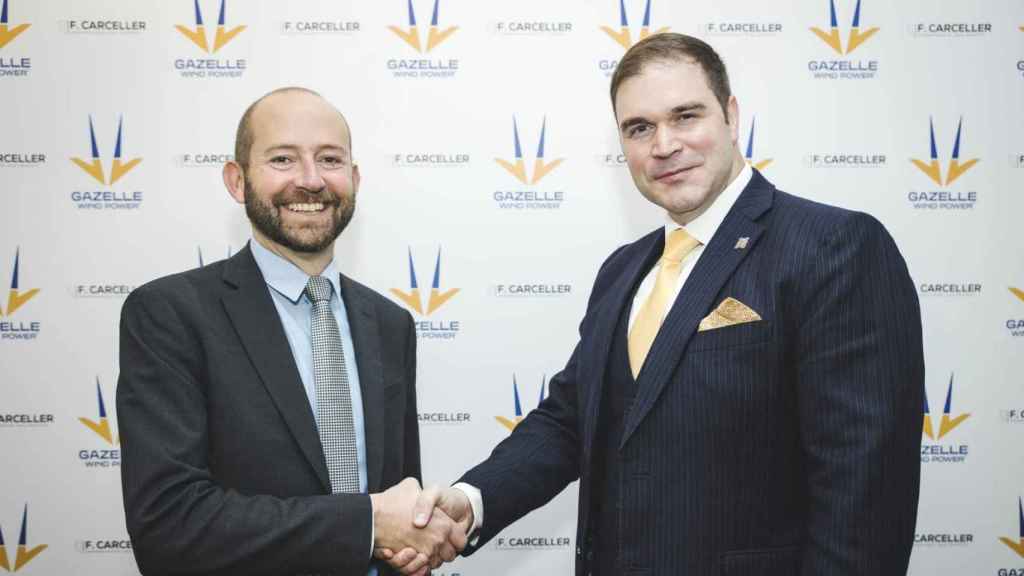 Firma del acuerdo entre Pablo Canceller (F. Canceller) y Jon Salazar (Gazelle Wind Power).