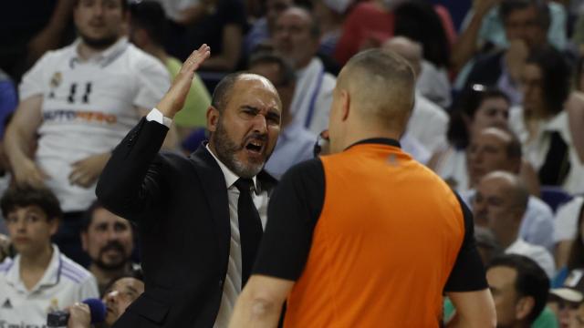 Chus Mateo protesta airadamente al árbitro Latisevs.